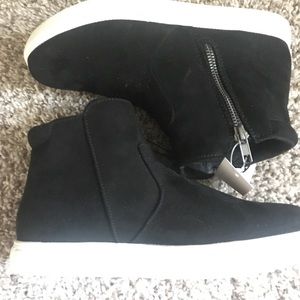 Izod Velvet Sneakers